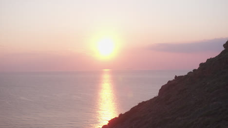 Schuss-Des-Goldenen-Sonnenuntergangs,-Der-über-Meer-Reflektiert