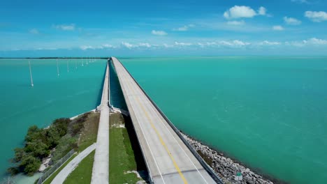 Lange-Brücke-Mit-Abzug-Zwischen-Den-Inseln-In-Den-Florida-schlüsseln