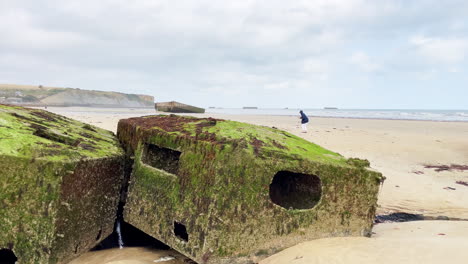 Zerstörter-Bunker-Am-Strand-In-Der-Normandie-An-Einem-Nebligen-Tag-In-Frankreich