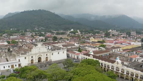 Luftaufnahme-Der-Kathedrale-Von-Antigua-Guatemala-Und-Des-Stadtbildes-An-Einem-Sonnigen-Tag
