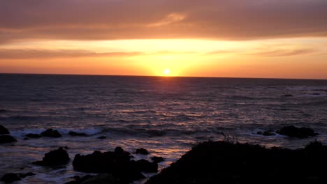 Sun-setting-over-the-ocean