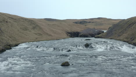 Nahaufnahme-Der-Enthüllung-über-Der-Spitze-Des-Skógafoss-Wasserfalls-In-Island
