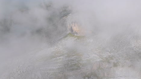 Aufschlussreiche-Luftaufnahme-Der-Hütte-Für-Wanderer-Im-Felsigen-Dolomitental-An-Bewölkten-Tagen---Ansicht-Von-Oben-Nach-Unten