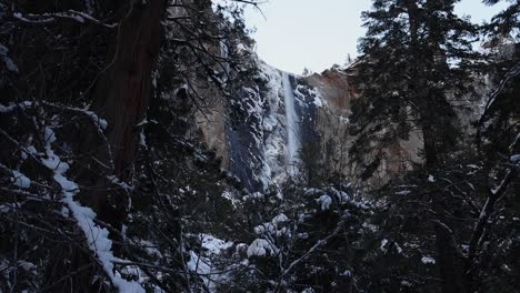 Yosemite-Bridal-Veil-falls-durring-the-winter