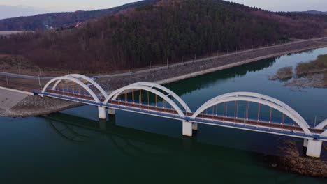 Eisenbahnbrücke-Mit-Aussichtspunkt-über-Den-Fluss-Skawa-In-Polen