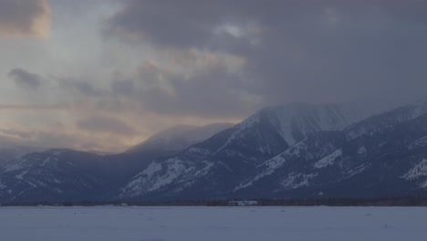 Handaufnahme-Von-Wolken,-Die-Bei-Sonnenuntergang-Im-Westlichen-Wyoming-Von-Hohen-Berggipfeln-Abrollen