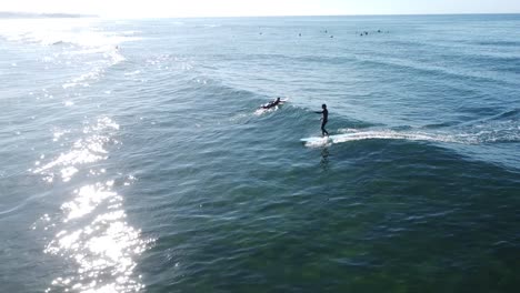 Ein-Surfer-Fängt-Eine-Welle-In-Encinitas