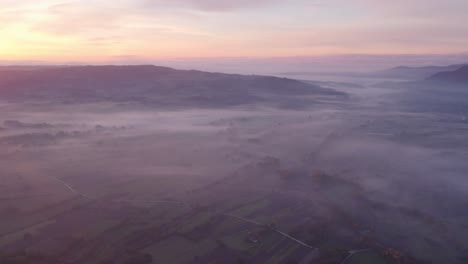 Amanecer-Pacífico-Con-Niebla-En-El-Valle-En-La-Italia-Rural,-Campobasso,-Aéreo