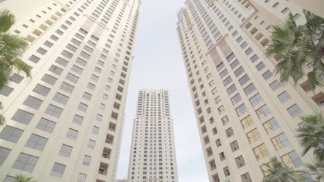 Ciudad-De-Dubai-Con-Edificios-Y-Arquitectura-Futurista