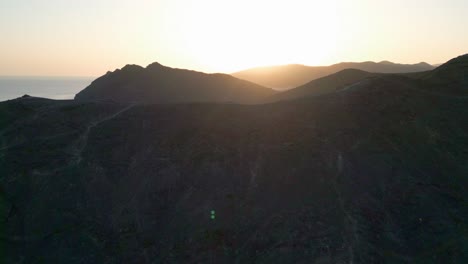 Berge-Liegen-Als-Silhouette,-Während-Der-Wunderschöne-Sonnenuntergang-Den-Bildschirm-Füllt