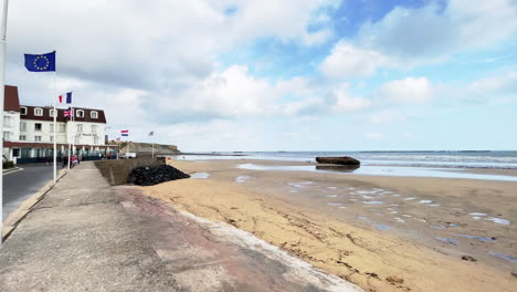 Endloser-Strand-In-Der-Normandie-Von-Frankreich-Im-Sommer-Mit-Europäischer-Flagge