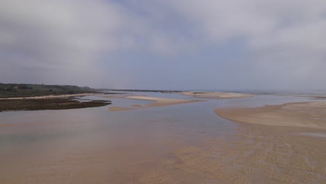 Umkreisen-Entlang-Der-Lagune-Cacela-Velha-Und-Sandstrand-Bei-Ebbe,-Flusslagune-Ria-Formosa,-Algarve