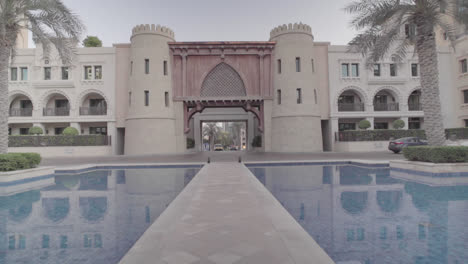 Fuente-De-La-Ciudad-De-Dubai-Con-Edificios-Y-Arquitectura-Futurista-Y-Tradicional