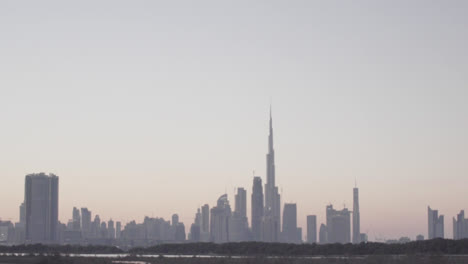 Skyline-Von-Dubai-Mit-Gebäuden-Und-Futuristischer-Architektur