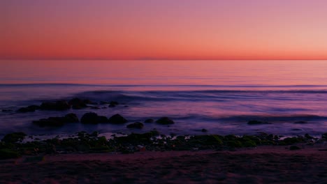 Felsiger-Strand-Goldener-Sonnenuntergang-Zeitraffer