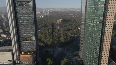 Drone-Volando-Junto-A-Los-Edificios-Altos-En-La-Ciudad-De-México