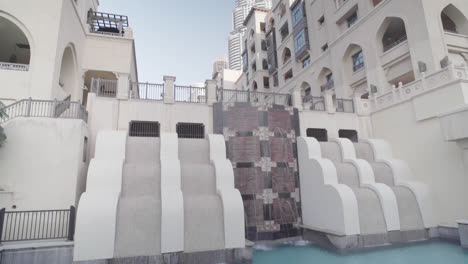 Dubai-Stadtbrunnen-Mit-Gebäuden-Und-Futuristischer,-Traditioneller-Architektur