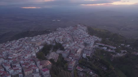 Ciudad-Histórica-De-Pisticci-En-La-Cima-De-Una-Colina-Durante-La-Puesta-De-Sol-En-Italia,-Basilicata,-Antena