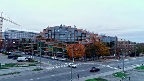 Edificio-Complejo-Con-Fachada-De-Madera-Y-Vidrio-En-79-Y-Parque-Apartamento-Residencial-En-Estocolmo,-Suecia