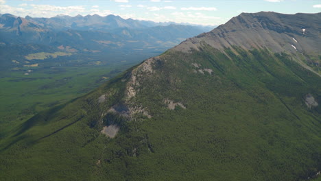 Un-Emocionante-Recorrido-En-Helicóptero-Por-Las-Montañas-Rocosas-Canadienses,-Impresionantes-Vistas-Aéreas-De-Picos-Nevados,-Glaciares,-Ríos-Y-Bosques