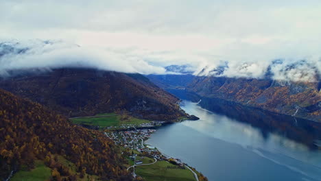 Dramatische-Berglandschaft-Mit-Niedrigen-Wolken-Im-Herbst-In-Aurlandsfjord,-Westland,-Norwegen