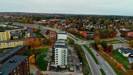 Vista-Aérea-De-Drones-De-Un-Paisaje-Urbano-Con-Una-Rotonda-Durante-El-Otoño-En-Estocolmo,-Suecia