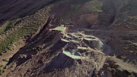Luftaufnahme-Der-Heißen-Quellen-Von-Valle-De-Colina-In-Cajon-Del-Maipo-In-Der-Nähe-Von-Santiago,-Chile