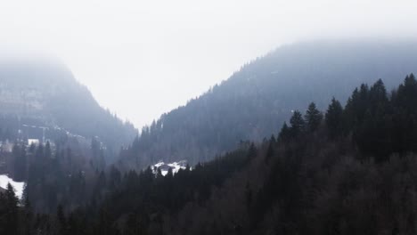 Schneebedeckte-Neblige-Berge-Launisch