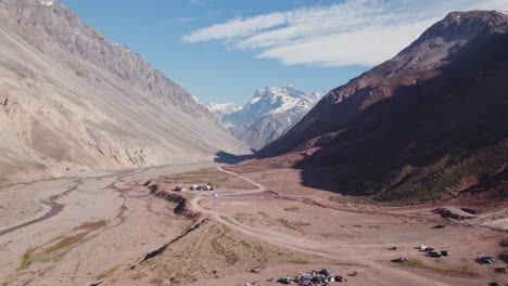 Montañas-De-Los-Andes-Con-Turistas-Acampando-Cerca-De-Termas-Valle-De-Colina-En-Chile