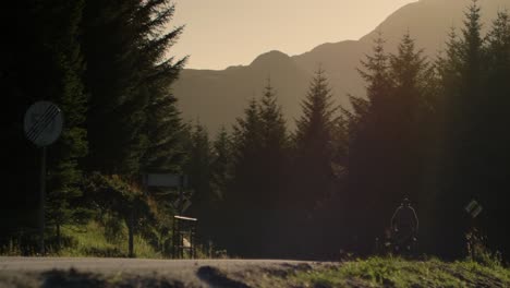 Junger-Männlicher-Bikepacker,-Der-In-Norwegen-In-Den-Sonnenuntergang-Radelt