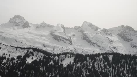 Schneebedeckte-Alpen-Fegen-Schuss