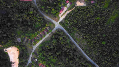 Sorprendentes-Imágenes-Cinematográficas-De-Drones-Residenciales-De-4k-Después-De-Que-El-Problema-De-La-Deforestación-Consiste-En-Muchas-Casas,-Carreteras,-árboles,-Lagos-E-Infraestructura-En-Medio-Del-Bosque-Tropical-Ubicado-En-Riau,-Indonesia