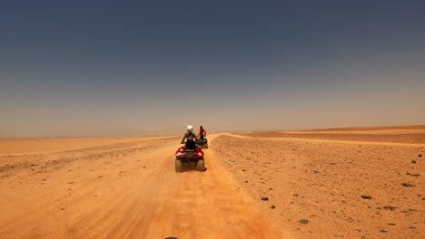 Offroad-Quad-Safari-In-Einer-Sauberen-Wüste-In-Ägypten-In-Der-Nähe-Von-Hurghada,-Horizontblick