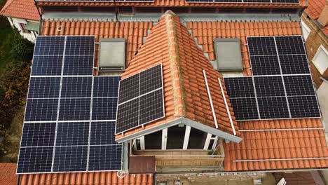 Sonnenkollektoren-Auf-Einem-Haus,-Das-Alternative-Energie-Erzeugt