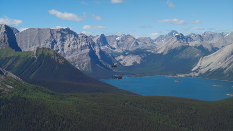 Un-Emocionante-Recorrido-En-Helicóptero-Por-Las-Montañas-Rocosas-Canadienses,-Impresionantes-Vistas-Aéreas-De-Picos-Nevados,-Glaciares,-Ríos-Y-Bosques