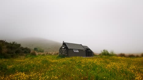 Time-lapse-of-Spur-Hut-on-a-misty-day-in-spring