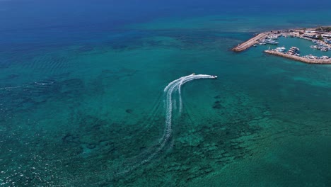 Luftaufnahmen-Von-Schnellbooten-Und-Abschleppbarem-Wasserrohrring-Touristen-Action-Sport-Im-Hafen-Von-Ayia-Napa