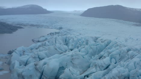 Aufsteigende-Aufschlussreiche-Luftaufnahme-über-Einem-Großen-Gletscher