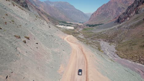Carretera-De-Montaña-Con-Coche-De-Conducción-Hacia-Termas-Valle-De-Colina-Cerca-De-Santiago,-Chile