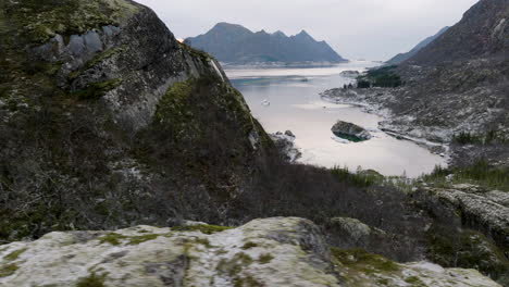 Paisaje-De-Lofoten-Con-Aguas-Tranquilas-Durante-El-Invierno-En-El-Norte-De-Noruega