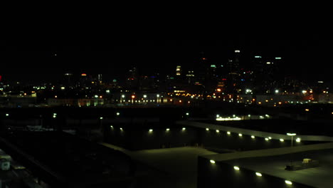 Aufsteigende-Aufnahme-Der-Skyline-Von-Downtown-Georgia-Bei-Nacht