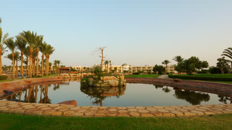 Palmen-Auf-Dem-Ruhigen-Wasser-Des-Pools-Im-Badeort-In-Ägypten,-Hurghada