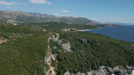 Revelan-Una-Toma-De-La-Larga-Y-Hermosa-Playa-Albanesa-De-Livadi