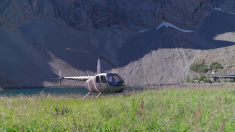 Ein-Aufregender-Helikopterflug-über-Die-Kanadischen-Rocky-Mountains,-Atemberaubende-Luftaufnahmen-Von-Schneebedeckten-Gipfeln,-Gletschern,-Flüssen-Und-Wäldern