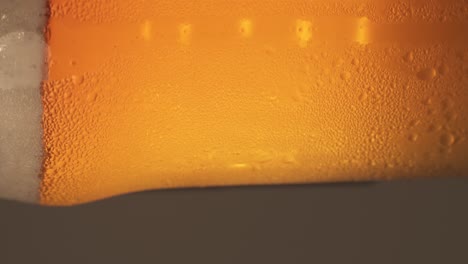 Vertikale-Aufnahme-Der-Drehtellerplattform-Mit-Rotierendem-Kaltem-Sprudelndem-Bier-Im-Glas