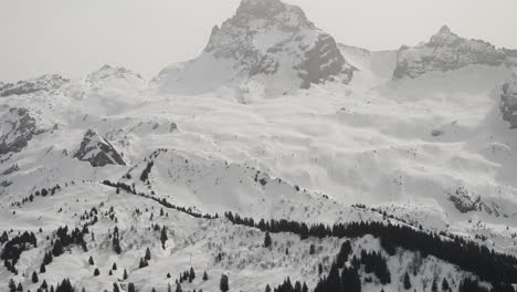 Skisessellift-Mit-Riesigen-Felsigen-Schneebedeckten-Bergen