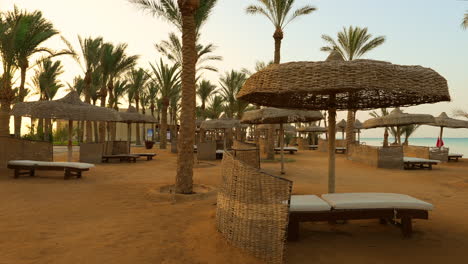 Playa-De-Arena-De-Lujo-Con-Tumbonas-Y-Sombrillas-En-Un-Resort-Tropical-En-La-Costa-Del-Mar-Rojo,-Egipto,-áfrica