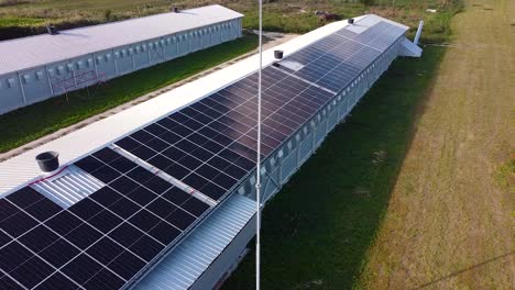 Photovoltaikanlagen-Auf-Dem-Dach-Eines-Gebäudes-Erzeugen-Solarstrom