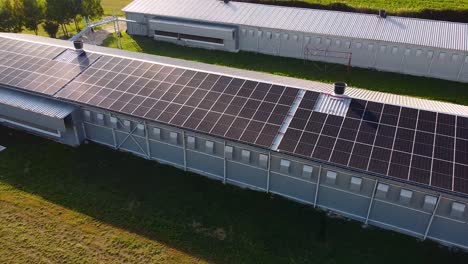 Sonnenkollektoren-Auf-Dem-Dach-Eines-Gebäudes-Sammeln-Und-Erzeugen-Strom-Aus-Der-Sonne