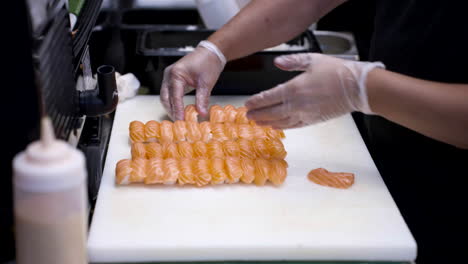 Ein-Koch-Bereitet-Sushi-Rollen-In-Einer-Professionellen-Küche-Zu